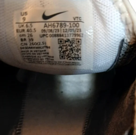 Nike Air 270 Women's Size 9 White and Black Athletic Sneakers - Picture 2 of 11